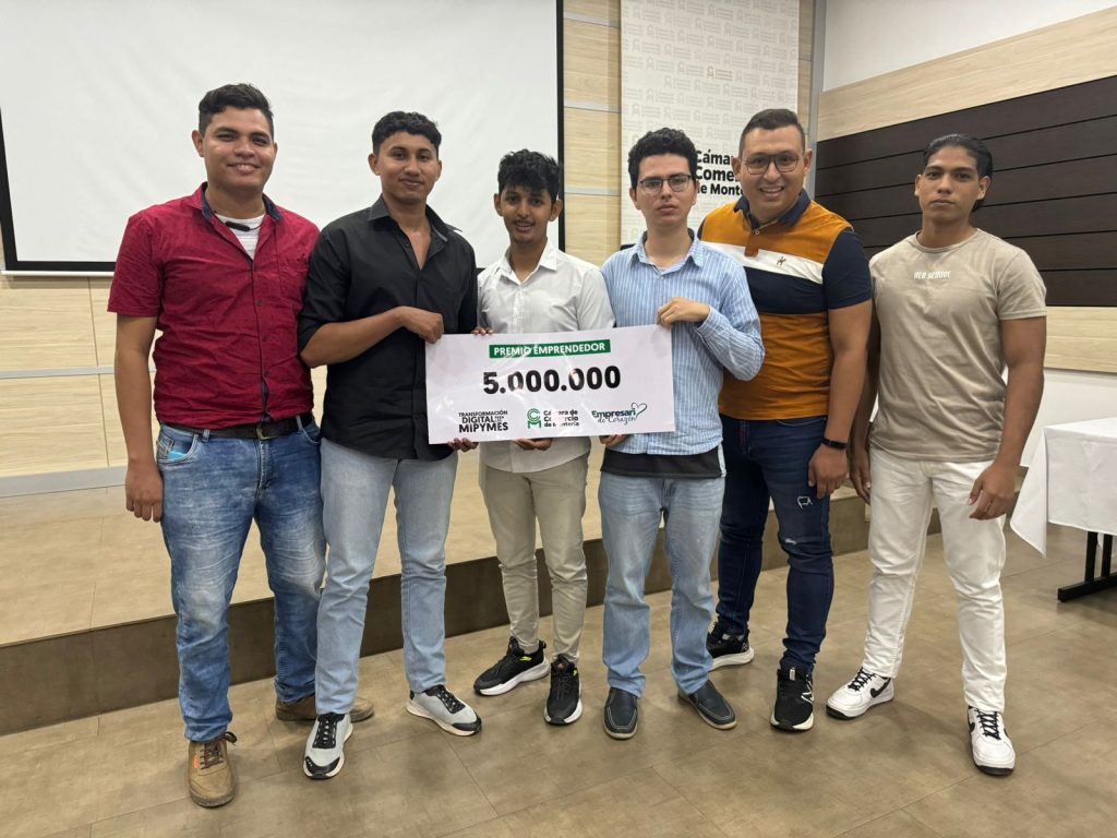 Equipo de Tache Technology recibiendo reconocimiento en la Cámara de Comercio de Montería.